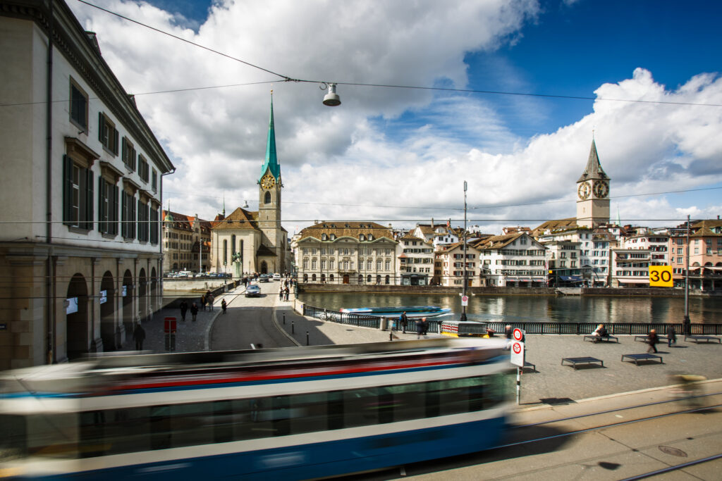 Zurich cityscape with motion blurred city traffic Expertin im Immobilienbereich